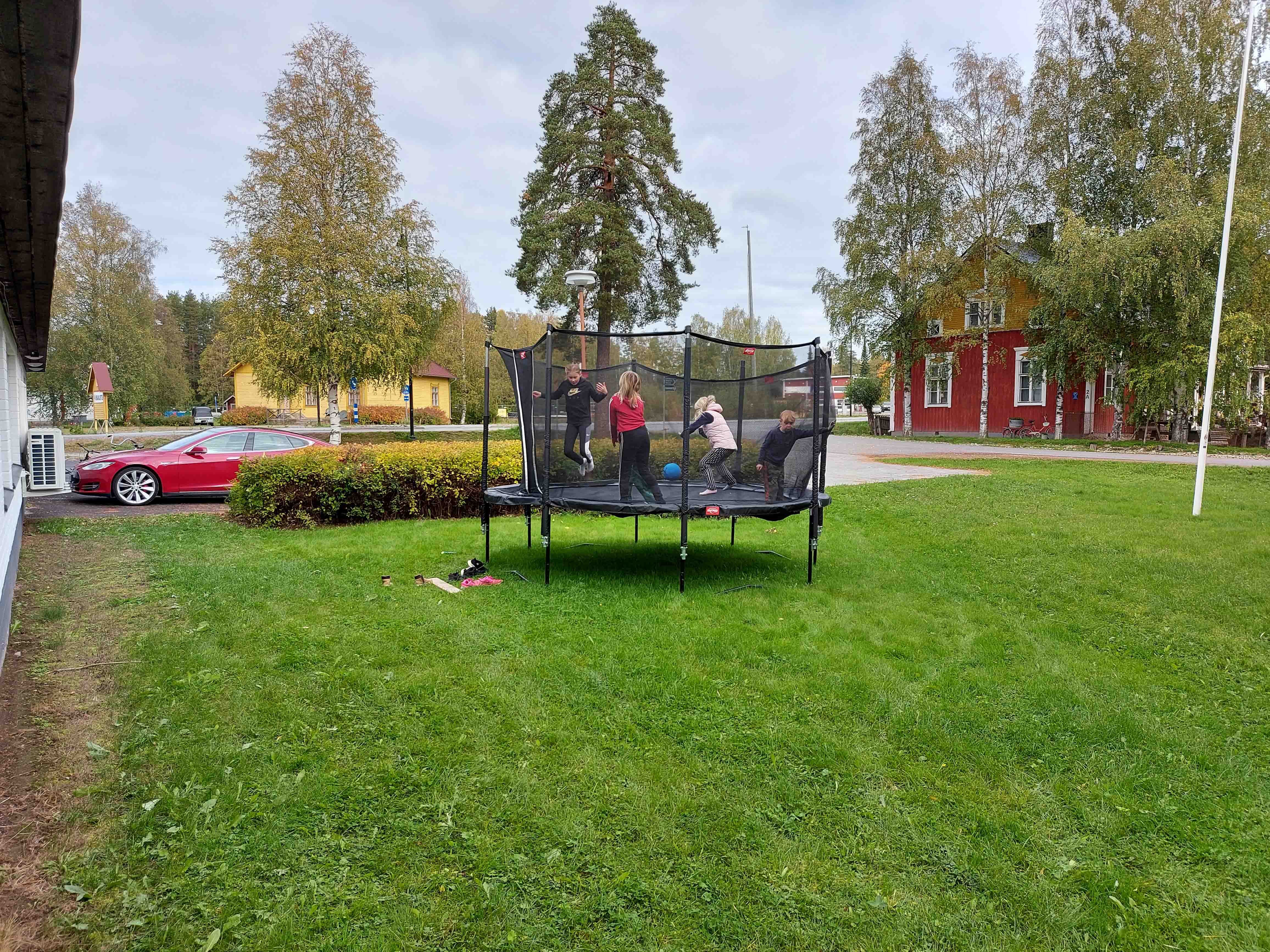 lapset trampoliinilla